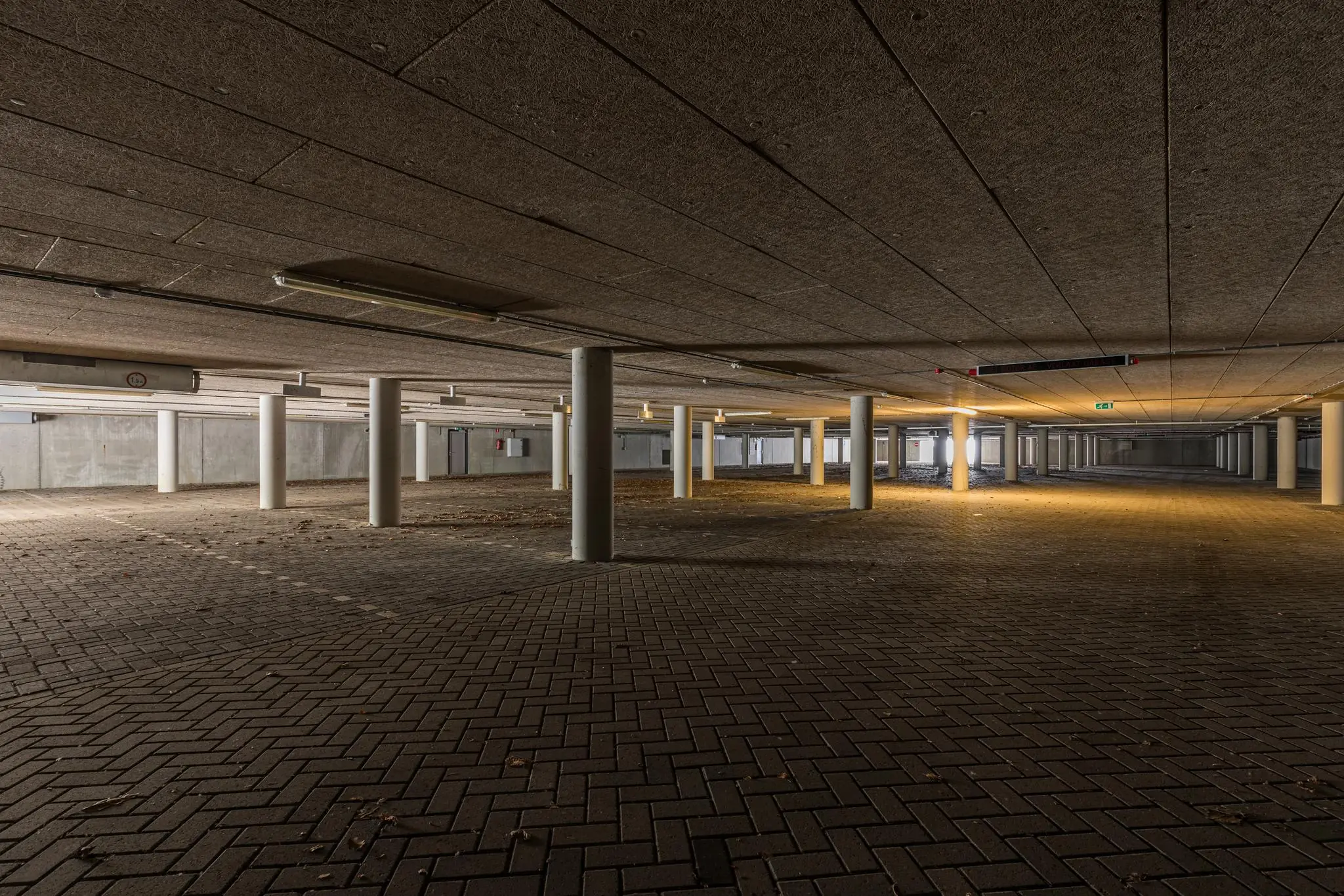 Lege ondergrondse parkeergarage aan de Laan Blussé van Oud-Alblas met betonnen pilaren en tegelvloer.
